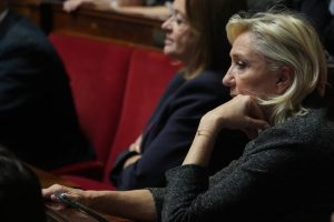 Във Франция премиерът на Макрон да спре пенсионната реформа до 2027 г., за да се избегне срив на правителството