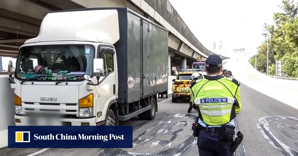 Полицията в Хонконг започна разследване след смъртта на шофьор на камион в катастрофа