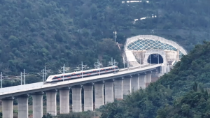 Нова високоскоростна железопътна линия свързва всеки регион на ниво град в Гуейджоу с националната мрежа