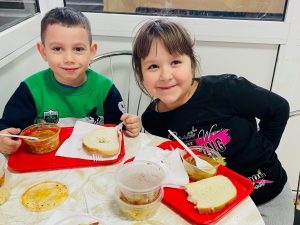 БЪЛГАРСКИЯТ ЧЕРВЕН КРЪСТ И  KFC СЪБРАХА ПОЧТИ 60 ХИЛЯДИ ЛЕВА ЗА „ТОПЪЛ ОБЯД“ НА ДЕЦА ОТ  СОЦИАЛНО СЛАБИ СЕМЕЙСТВА