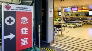 Мъж от Хонконг падна на земята след взрив в апартамент на първия етаж