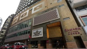 73-годишна жена, обвинена в убийството на съпруга си в хотел Цим Ша Цуй