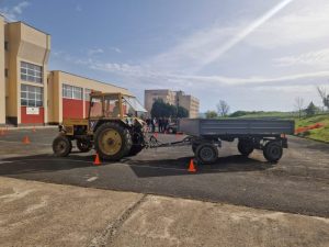В Гимназията по селско и горско стопанство в Кърджали проведоха изпит за управление н а колесен трактор по шосе
