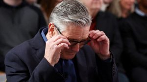 Стармър от Обединеното кралство отказва да се вслуша в призивите да напусне заради последиците от скандала с Епщайн