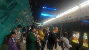 Услугите по линията MTR на остров Хонконг се възобновяват, след като препятствието на релсовия път причини големи закъснения