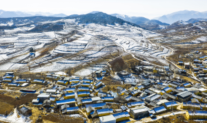 Снеговалежът придава на планинския град Гансу спиращ дъха вид