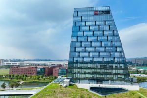 Интелигентните технологии, видени под прожекторите, но истинската звезда е човекът