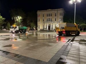 Продължава интензивното миене на площад „Централен“ и Главната улица