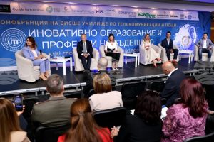 Образователната система не може да се променя със скоростта на технологичния напредък, каза Зорница Русинова