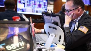 Американският суров петрол надхвърли 110 щатски долара, Уолстрийт пада, след като Тръмп обеща още атаки срещу Иран