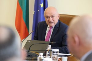 Премиерът Главчев: Правителството е единствената институция, която продължава да работи