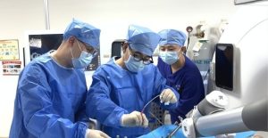 Китайските хирургически роботи изпреварват Да Винчи по дял на вътрешния пазар, разширявайки се в глобалната дистанционна хирургия