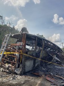 Автобус и цистерна с петрол се сблъскаха в Индонезия, убивайки най-малко 16 души
