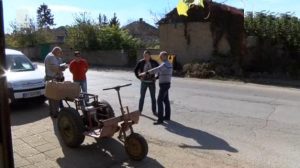 Изобретатели подкараха трактор с енергия от гравитацията