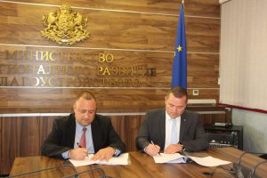 Кметът на Русе подписа три споразумения за близо 6,84 млн. лв. с регионалното министерство