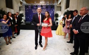 Президентът Румен Радев се срещна със зрелостниците, които ще отбележат своя абитуриентски бал в рамките на инициативата „Подкрепи една мечта“