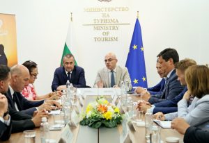 Министър Илин Димитров: „Подобряването на свързаността ще бъде ключово за развитието на туризма през следващата година“