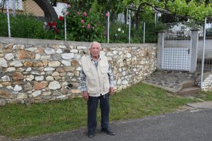 34 години зад волана на верижния трактор: Бай Шефки от Светулка служи на хората с труд и сърце